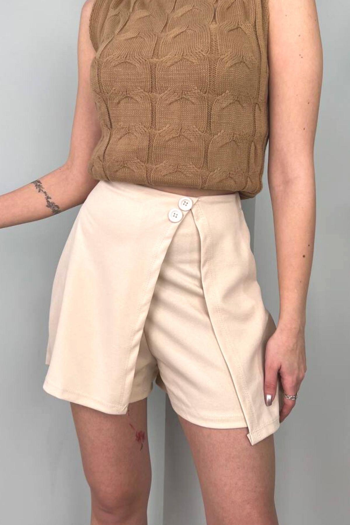 Düğme Detaylı Bej Şort Etek