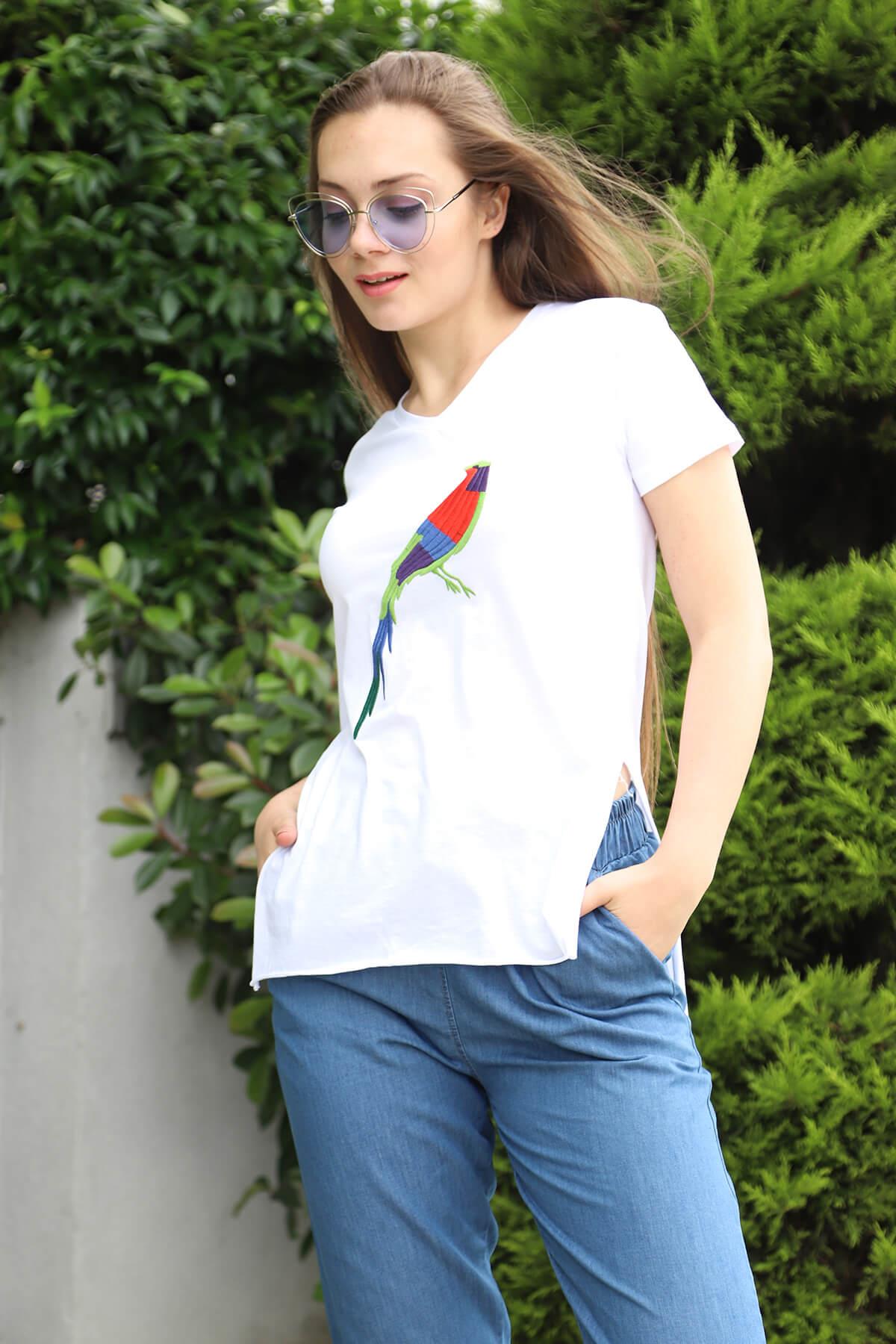 Kuş Nakışlı Yırtmaçlı Beyaz T-Shirt