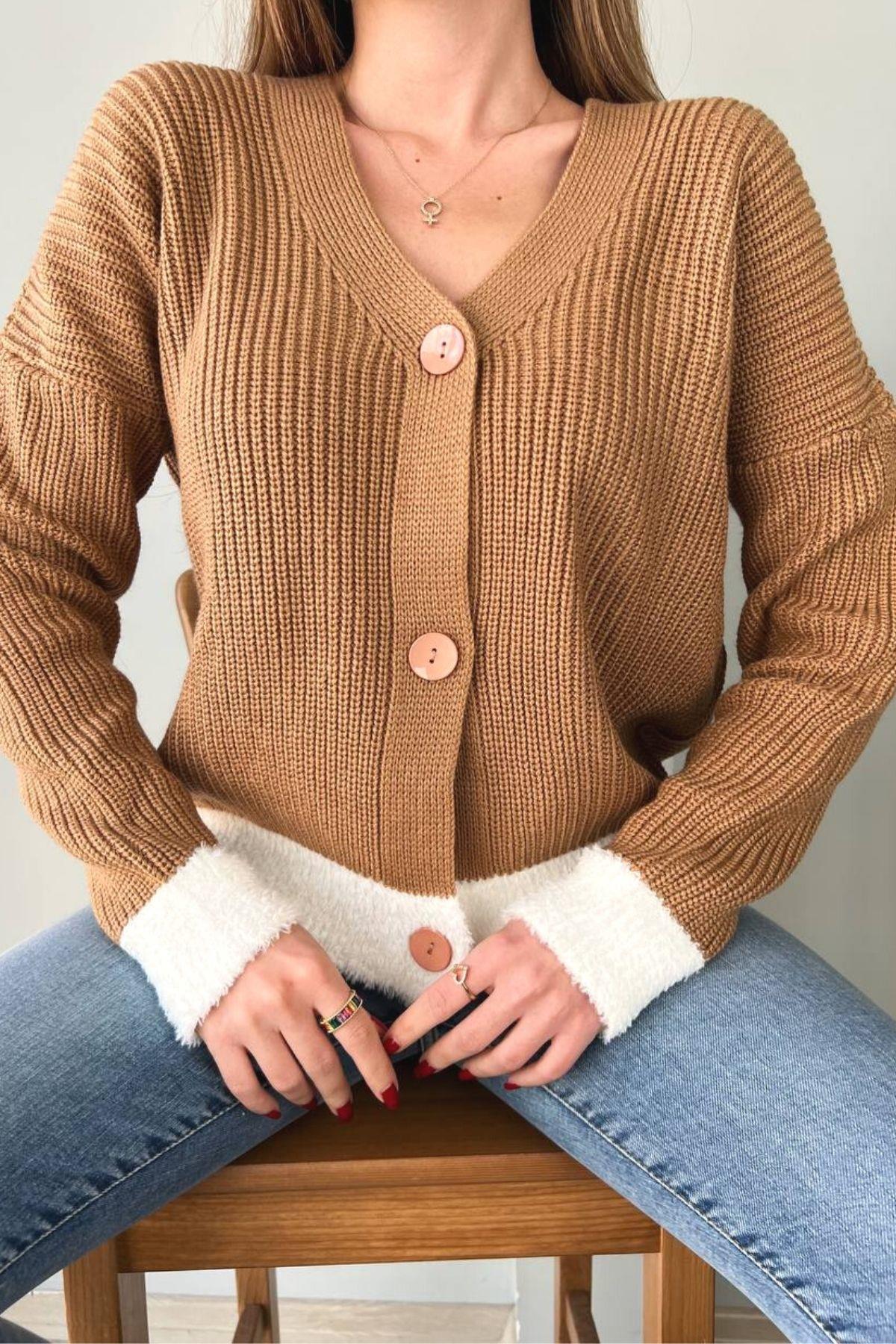 Peluş Detaylı Düğmeli Hırka Vizon