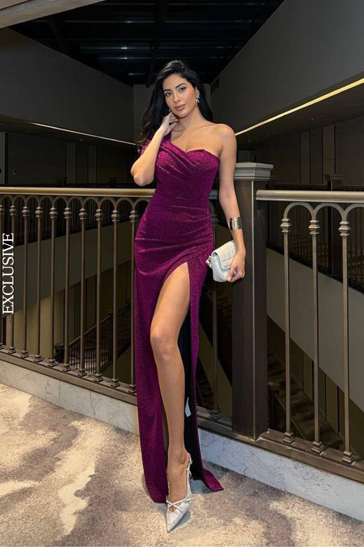 Tek Kol Detaylı Yırtmaçlı Simli Abiye Elbise Mürdüm