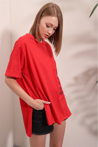 Kadın Kırmızı Parça Baskılı Yırtmaçlı Tişört
