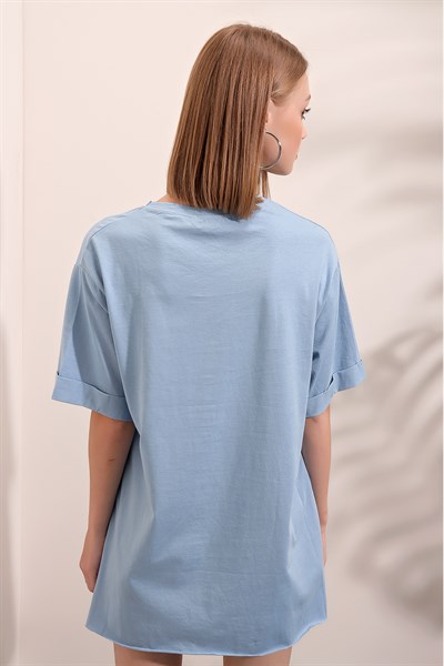 Kadın Mavi Parça Baskılı Yırtmaçlı Tişört