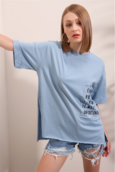 Kadın Mavi Parça Baskılı Yırtmaçlı Tişört