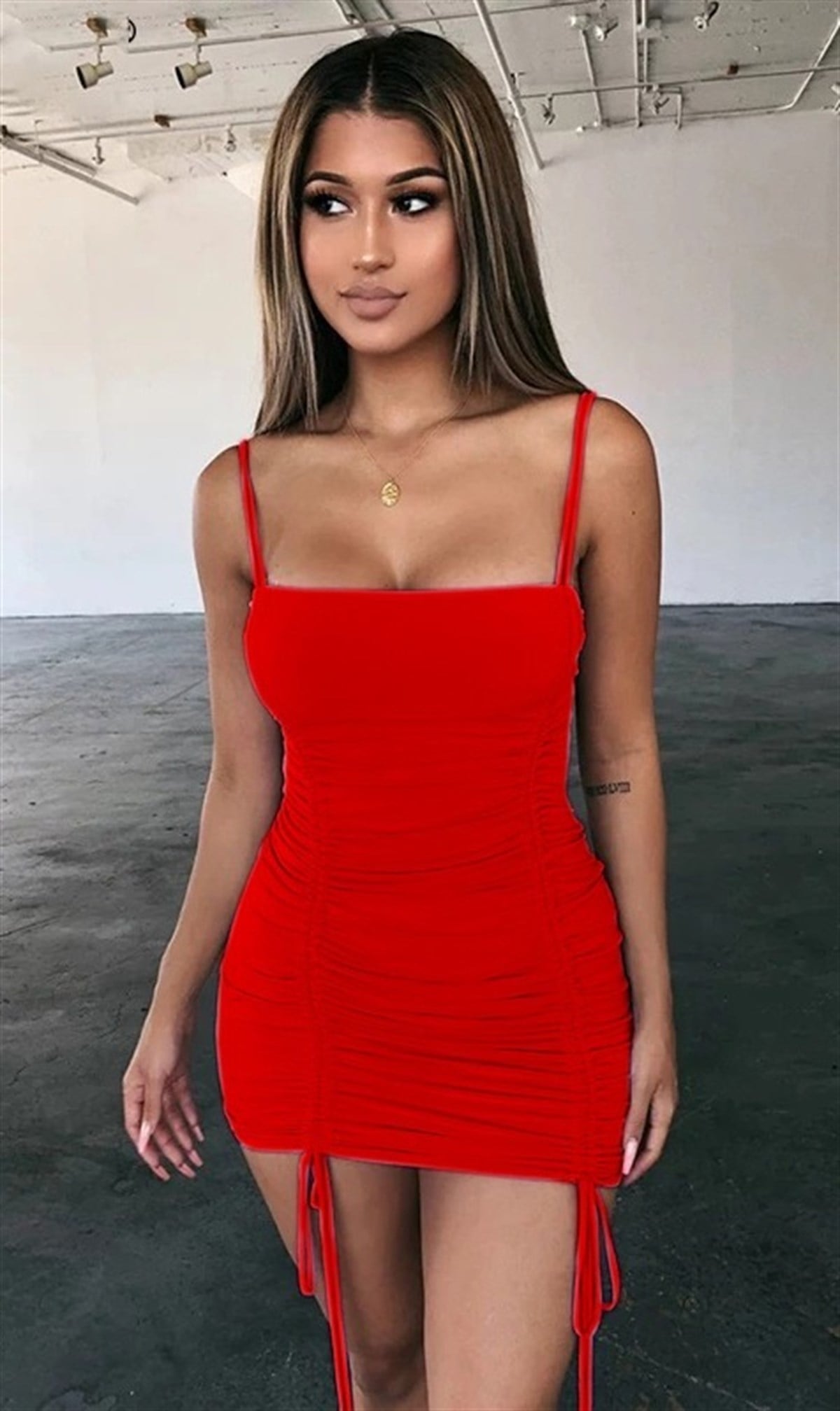 AYARLANABİLİR BAĞCIKLI BÜZGÜ DETAYLI İNCE ASKILI KIRMIZI MİNİ ELBİSE RED MINI DRESS ENG-015-kırmızı