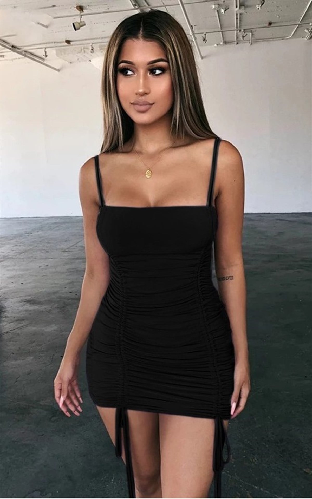 AYARLANABİLİR BAĞCIKLI BÜZGÜ DETAYLI İNCE ASKILI SİYAH MİNİ ELBİSE BLACK MINI DRESS ENG-015-siyah