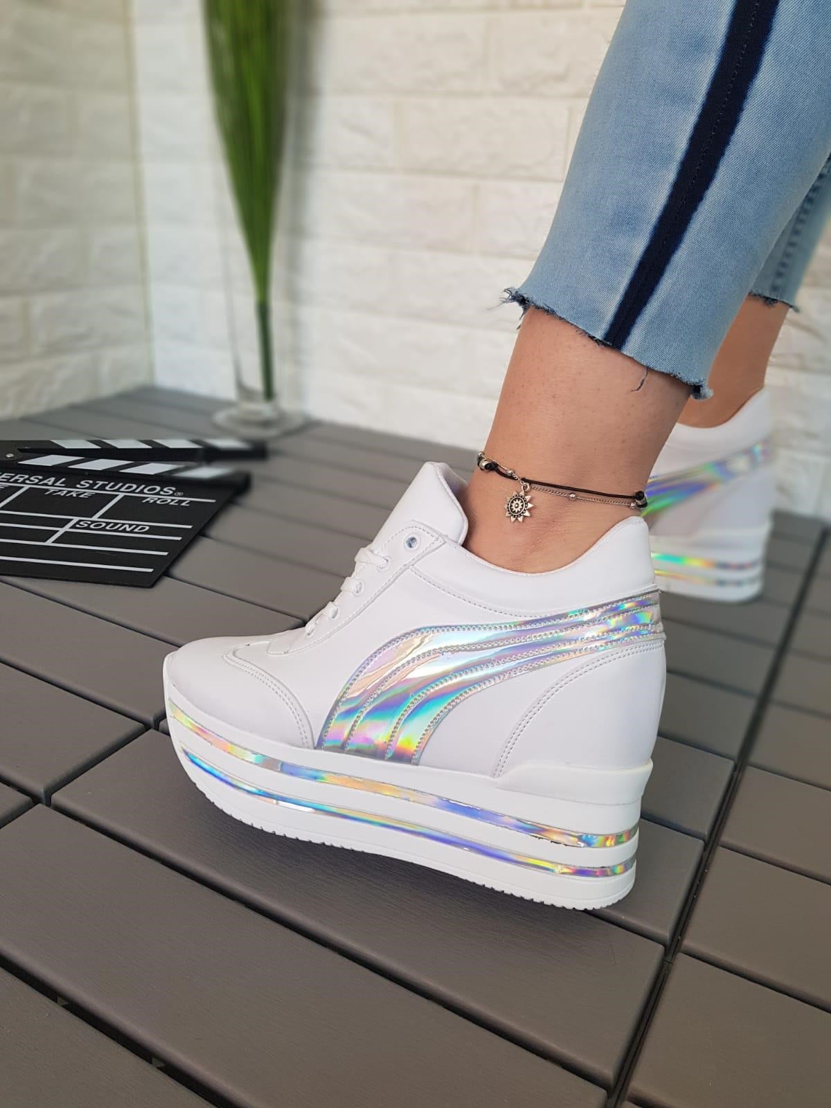 DOLGU TOPUKLU HOLOGRAM DETAYLI GİZLİ TOPUKLU BEYAZ BAYAN AYAKKABI DOLGU TOPUK BAYAN SPOR AYAKKABI HIGH HEELS WHITE WOMAN SHOES YT-002