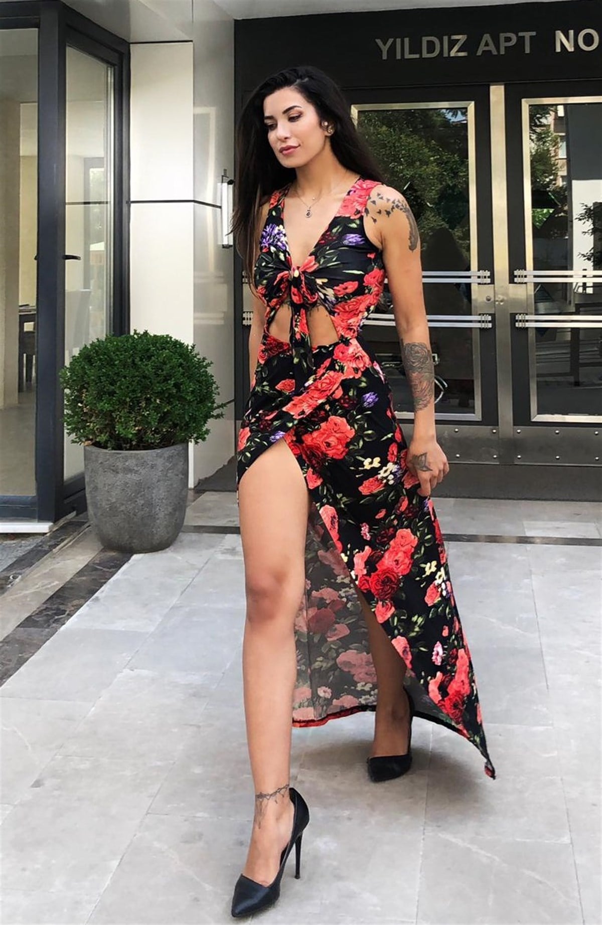 ESNEK KREP KUMAŞ ÇİÇEK DESENLİ YIRTMAÇ DETAYLI GÖĞÜS DEKOLTELİ ASKILI YAZLIK ELBİSE FLOWERED MINI DRESS LP-260-1
