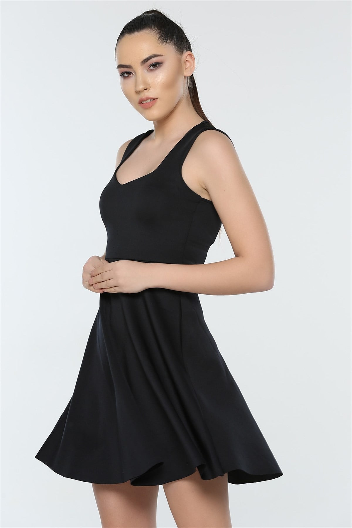 ESNEK KUMAŞ SIRTI DANTEL DETAYLI ASKILI SİYAH MİNİ ELBİSE SİYAH ABİYE ELBİSE SİYAH YAZLIK ELBİSE BLACK MINI DRESS 975888-TZ