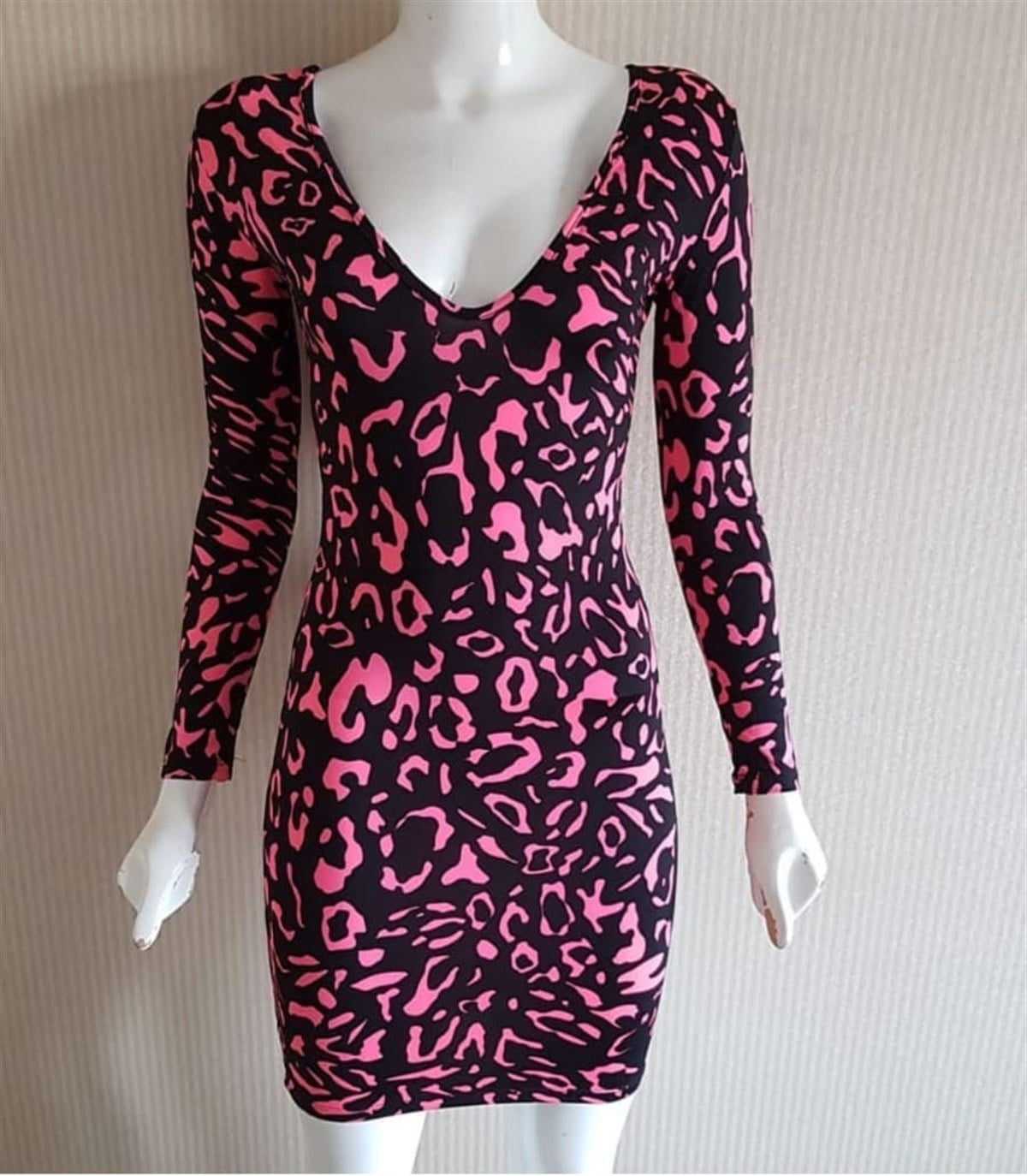 FULL LİKRA ESNEK PEMBE LEOPAR DESEN MİKRO KUMAŞ DEKOLTELİ MİNİ GECE ELBİSESİ DNM-169-2