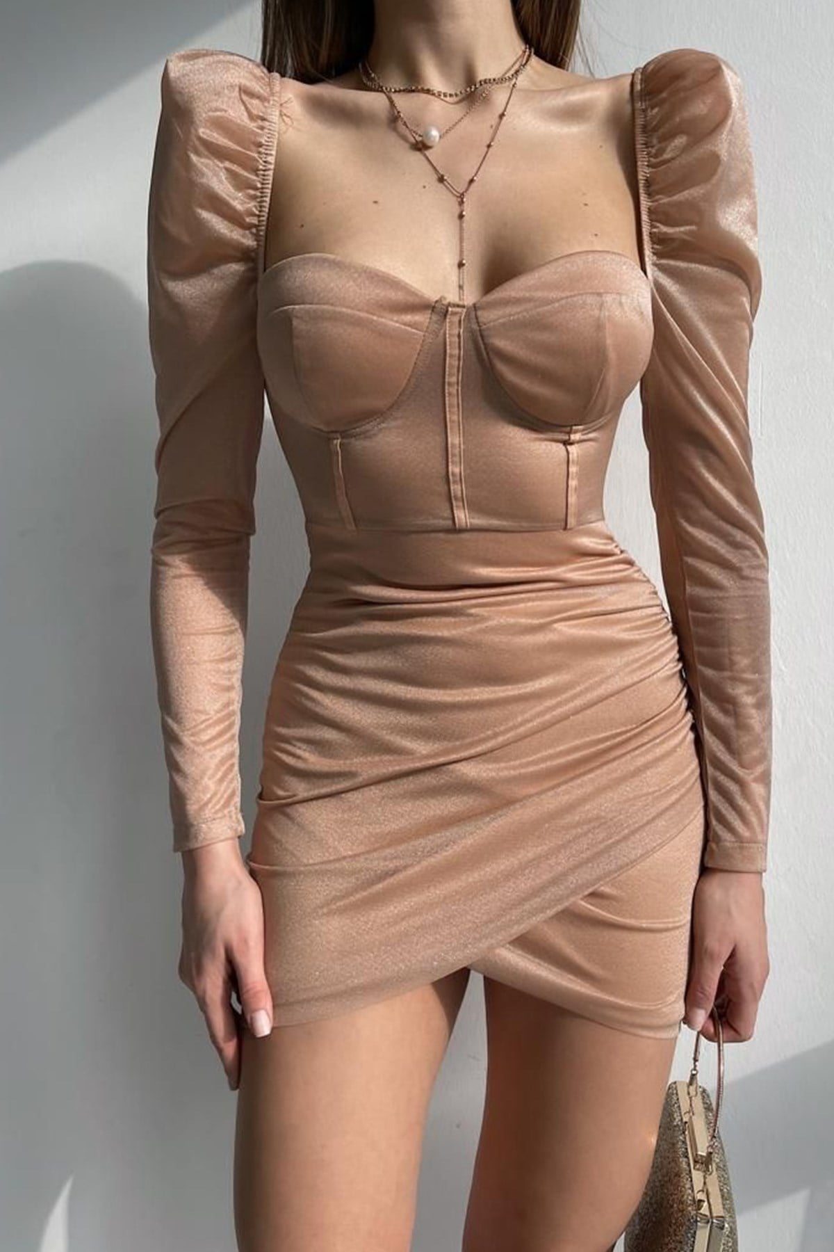 SİMLİ PARLAK TÜL KUMAŞ GÖĞÜS DOLGULU UZUN KOLLU ASİMETRİK ETEK KESİM GOLD MİNİ ELBİSE GOLD MINI DRESS SD-027-GOLD