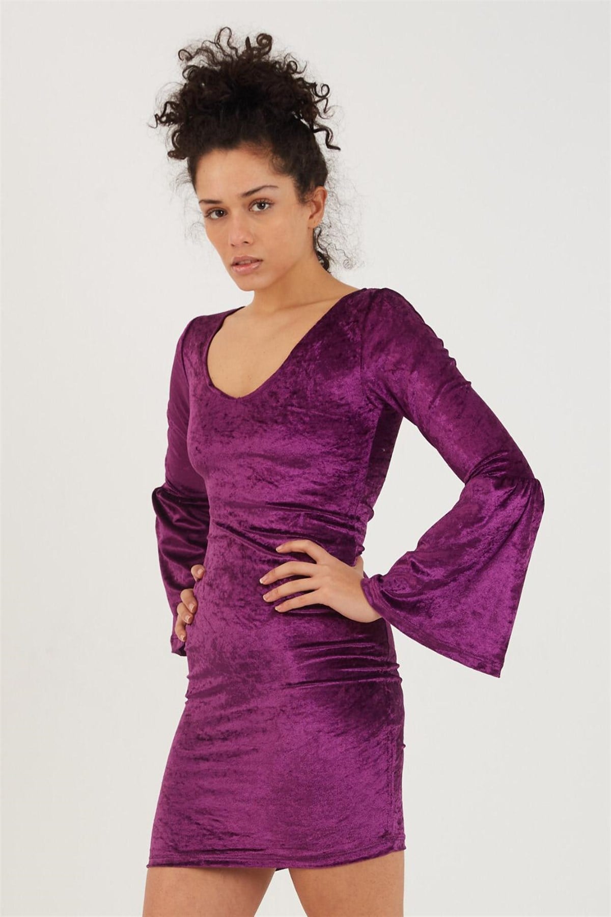 V YAKA GÖĞÜS DEKOLTELİ İSPANYOL KOL DETAYLI UZUN KOLLU MÜRDÜM KADİFE MİNİ ELBİSE PURPLE VELVET MINI DRESS EMR-069-MÜRDÜM