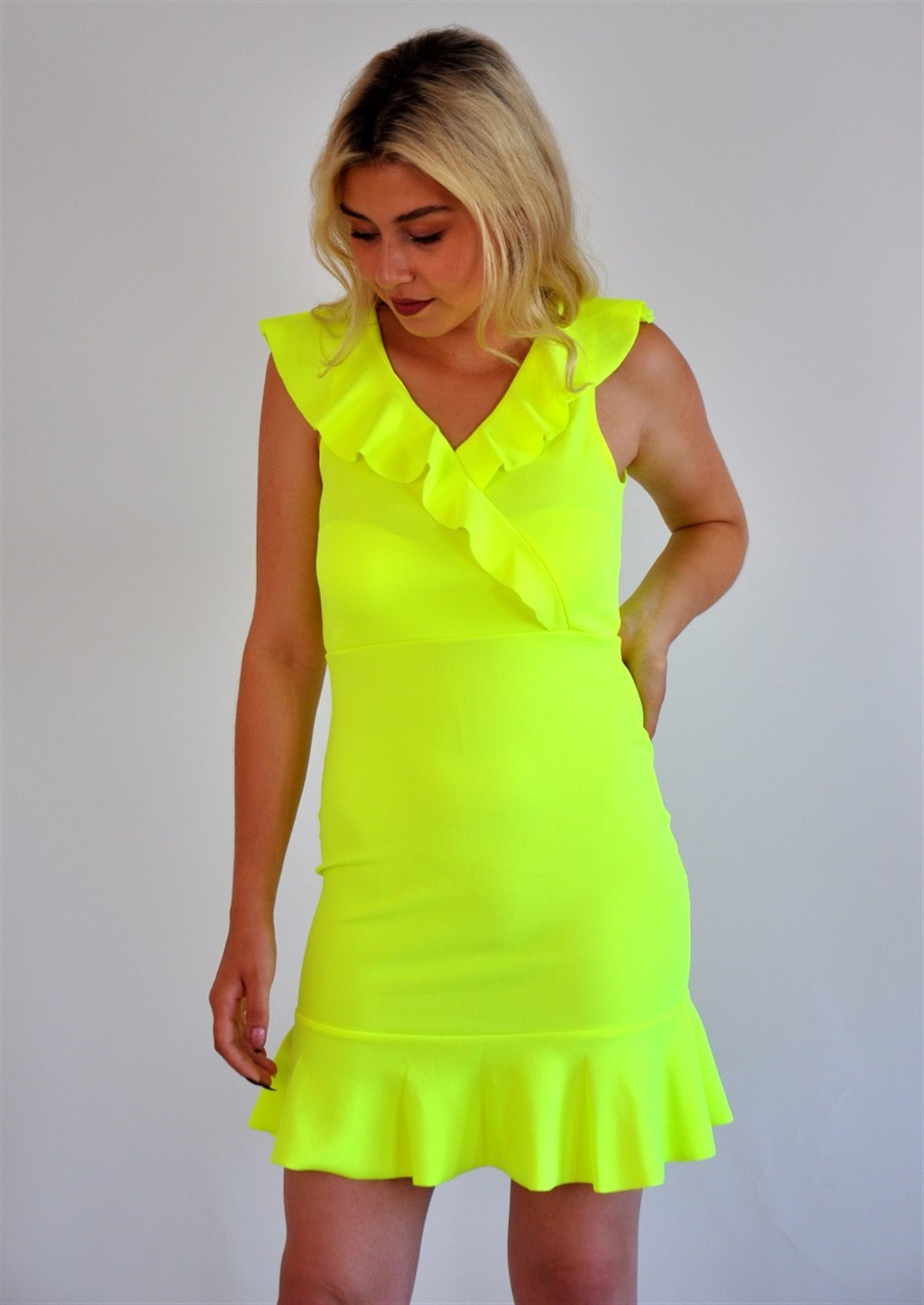 VOLAN DETAYLI V YAKA KOLSUZ NEON SARI MİNİ ELBİSE NEON SARI KISA ABİYE ELBİSE NEON SARI GECE ELBİSESİ NEON YELLOW MINI DRESS YELLOW PARTY DRESS YELLOW CLUBWEAR EMR-006-SARI