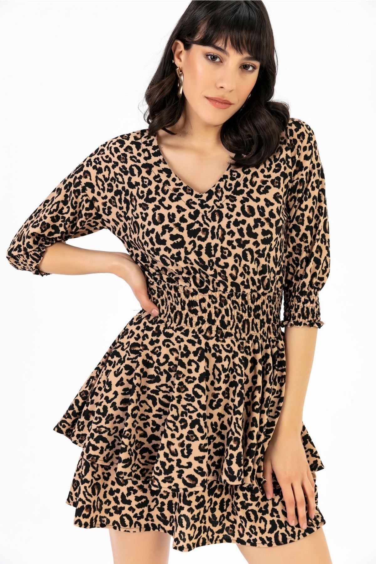 BELİ GİPELİ ETEK UCU KAT DETAYLI ESNEK KUMAŞ LEOPAR DESENLİ V YAKA MİNİ ELBİSE LEOPARD MINI DRESS DKS-010