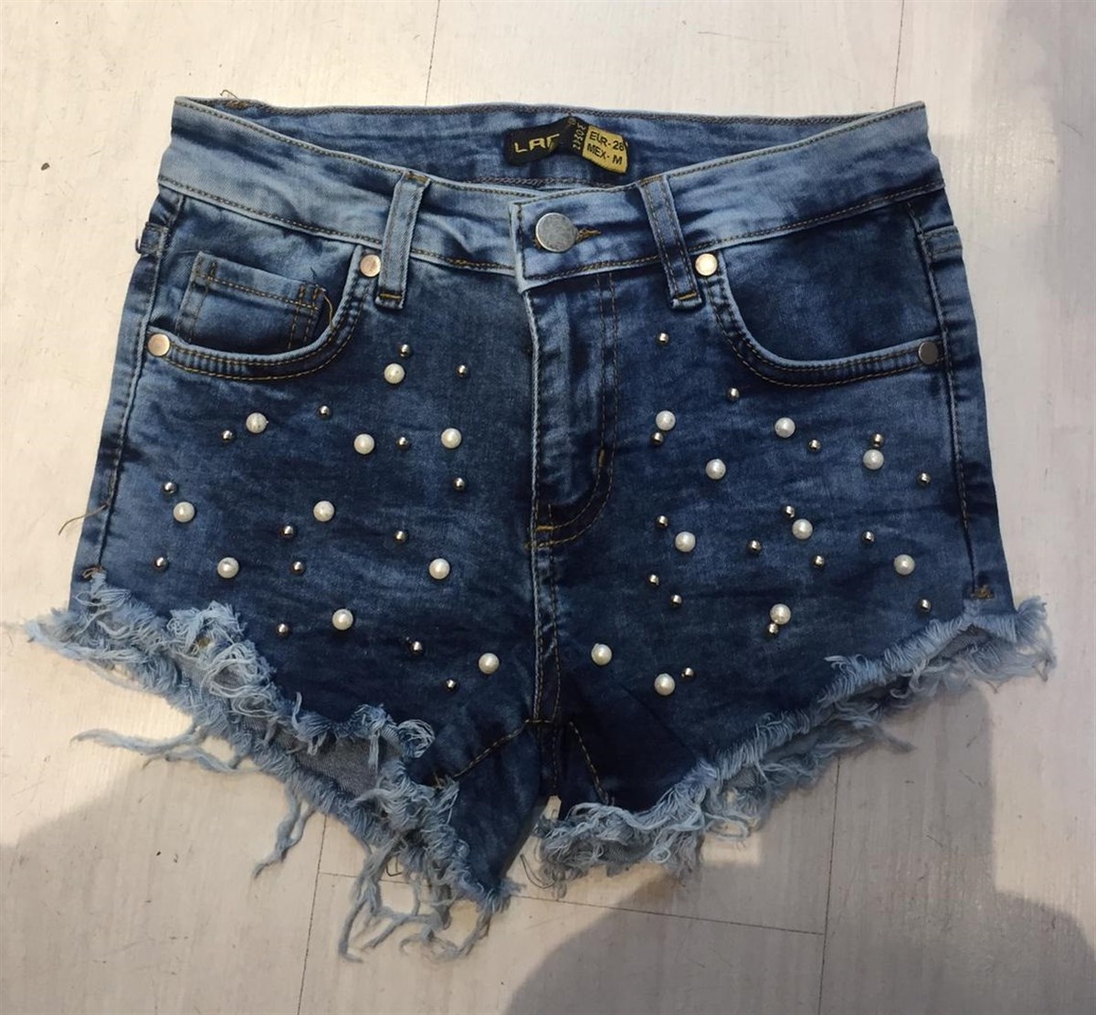 BONCUK VE YIRTIK DETAYLI MAVİ BOYFRIEND KOT ŞORT BLACK JEAN SHORT LD-001