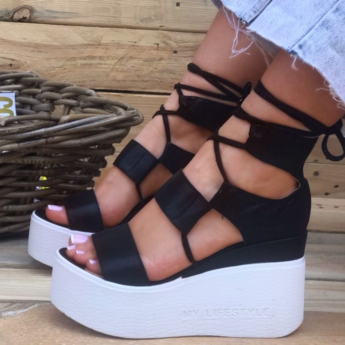 DOLGU TABANLI BİLEKTEN BAĞCIK DETAYLI YAZLIK BAYAN SANDALET SİYAH BAYAN AYAKKABI GÜNLÜK BAYAN SANDALET SİYAH PLATFORM TOPUK AYAKKABI HIGH HEELS BLACK WOMAN SHOES  ILS-000532-SYH