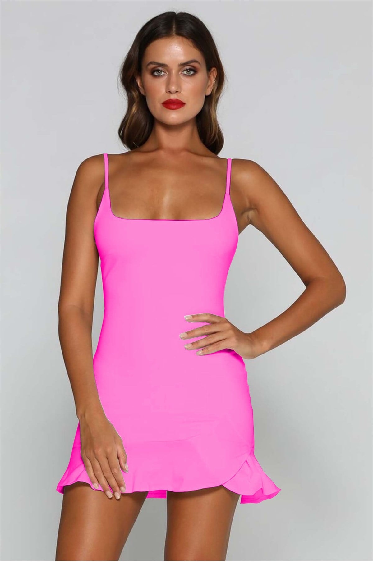 ESNEK DALGIÇ KUMAŞ ETEK UCU VALONLU ASKILI NEON PEMBE MİNİ ELBİSE PINK MINI DRESS DNM-501-neon-pembe