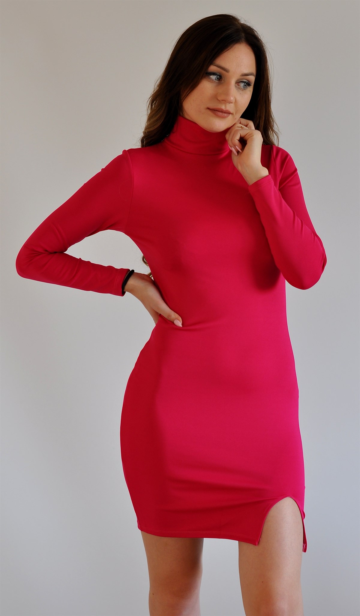 ESNEK DALGIÇ KUMAŞ FUŞYA MİNİ ELBİSE UZUN KOLLU YIRTMAÇ DETAYLI FUŞYA GECE ELBİSESİ FUŞYA BOĞAZLI MİNİ ELBİSE PINK MINI DRESS ND-033-FUŞYA