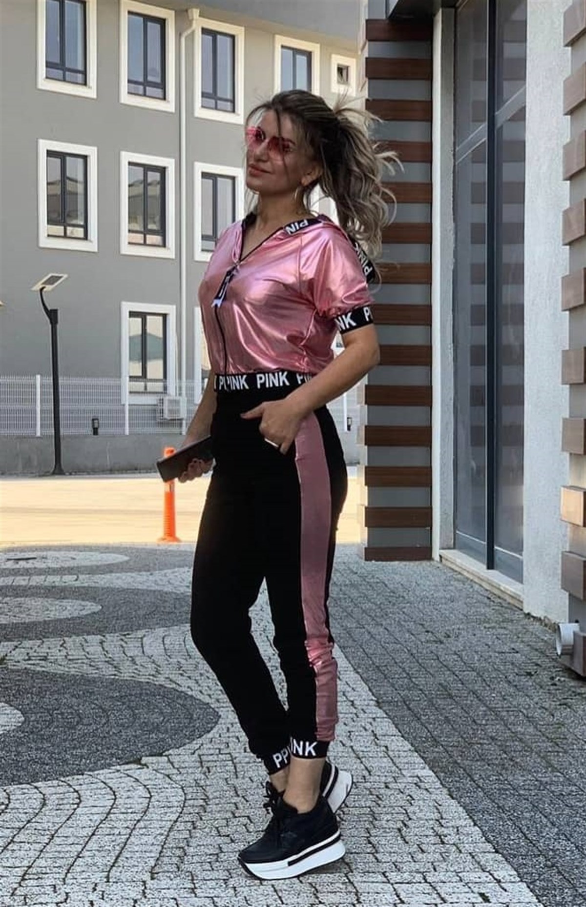 ESNEK İKİİPLİK KUMAŞ VE LAME KUMAŞ DETAYLI KAPİŞONLU ÜST VE EŞOFMAN ALT TAKIM WOMAN SPORTSWEAR SET CHP-201-2