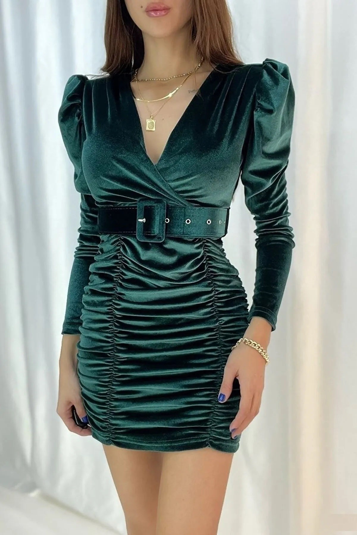 ESNEK KADİFE KUMAŞ KEMER DETAYLI DRAPELİ KRUVAZE YAKA YEŞİL MİNİ ELBİSE GREEN VELVET MINI DRESS EMR-582015-YEŞİL