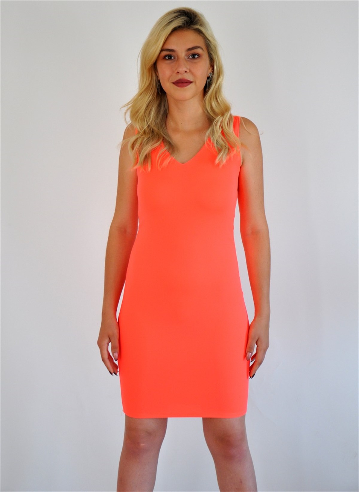 ESNEK KREP KUMAŞ V YAKA KOLSUZ NEON PEMBE MİNİ ELBİSE NEON MİNİ ABİYE ELBİSE NEON GECE ELBİSESİ NEON COLOUR MINI DRESS NEON PARTY DRESS emr-016-neon-pembe