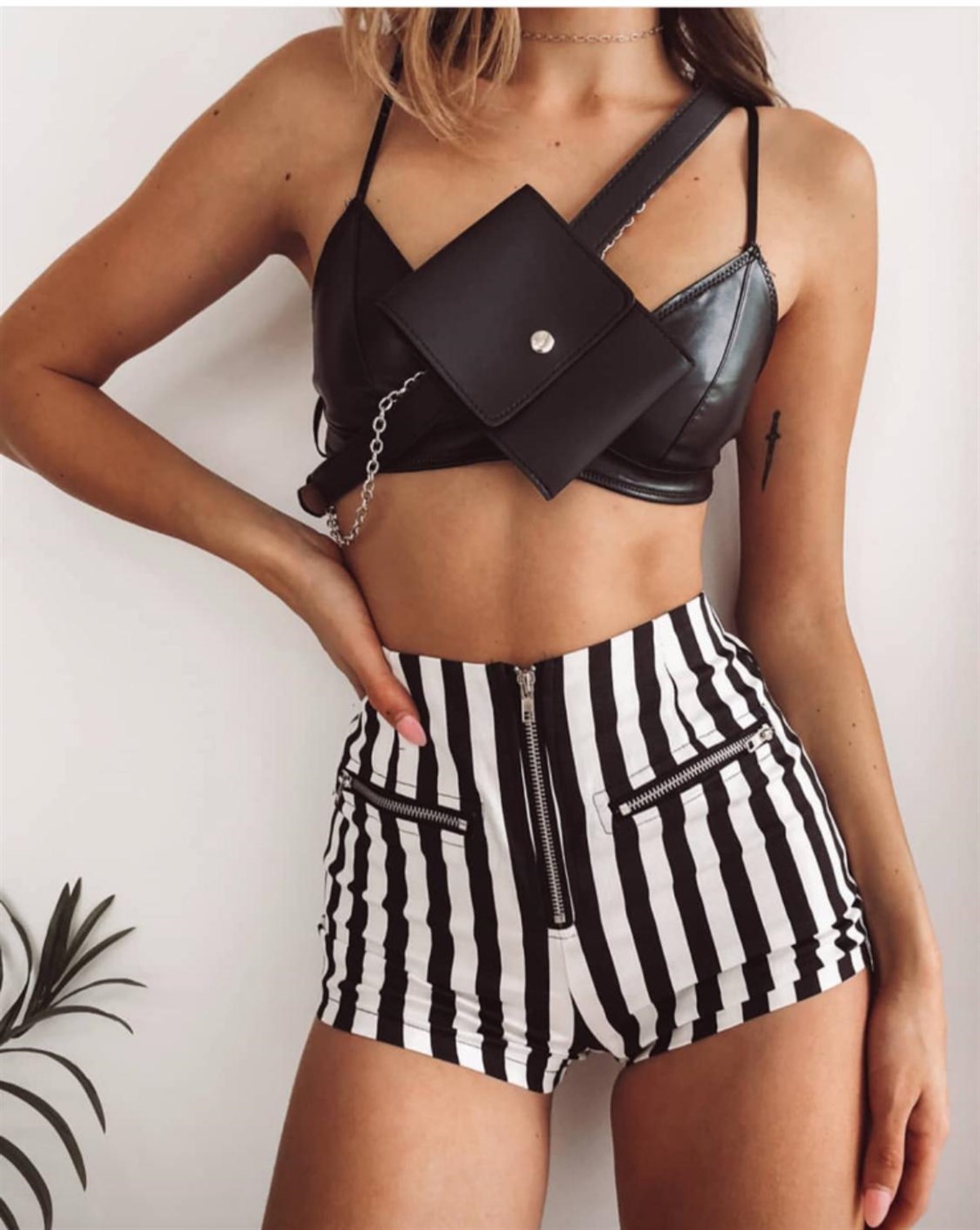 ESNEK KUMAŞ FERMUAR DETAYLI YÜKSEK BEL ŞORT BLACK SHORT WHITE WOMAN SPORT WEAR LP-261