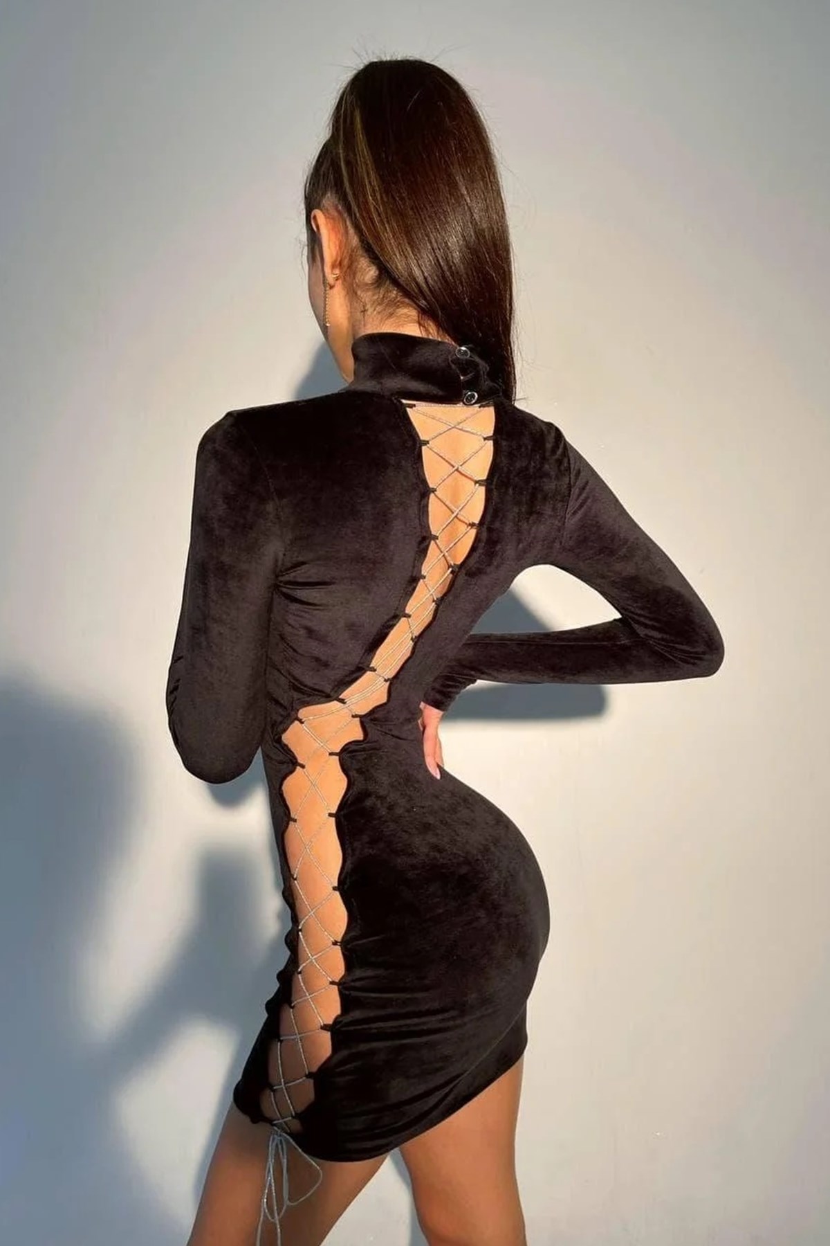 ESNEK SİMLİ KADİFE KUMAŞ DEKOLTELİ SİYAH MİNİ ELBİSE BLACK VELVET MINI DRESS ANG-003