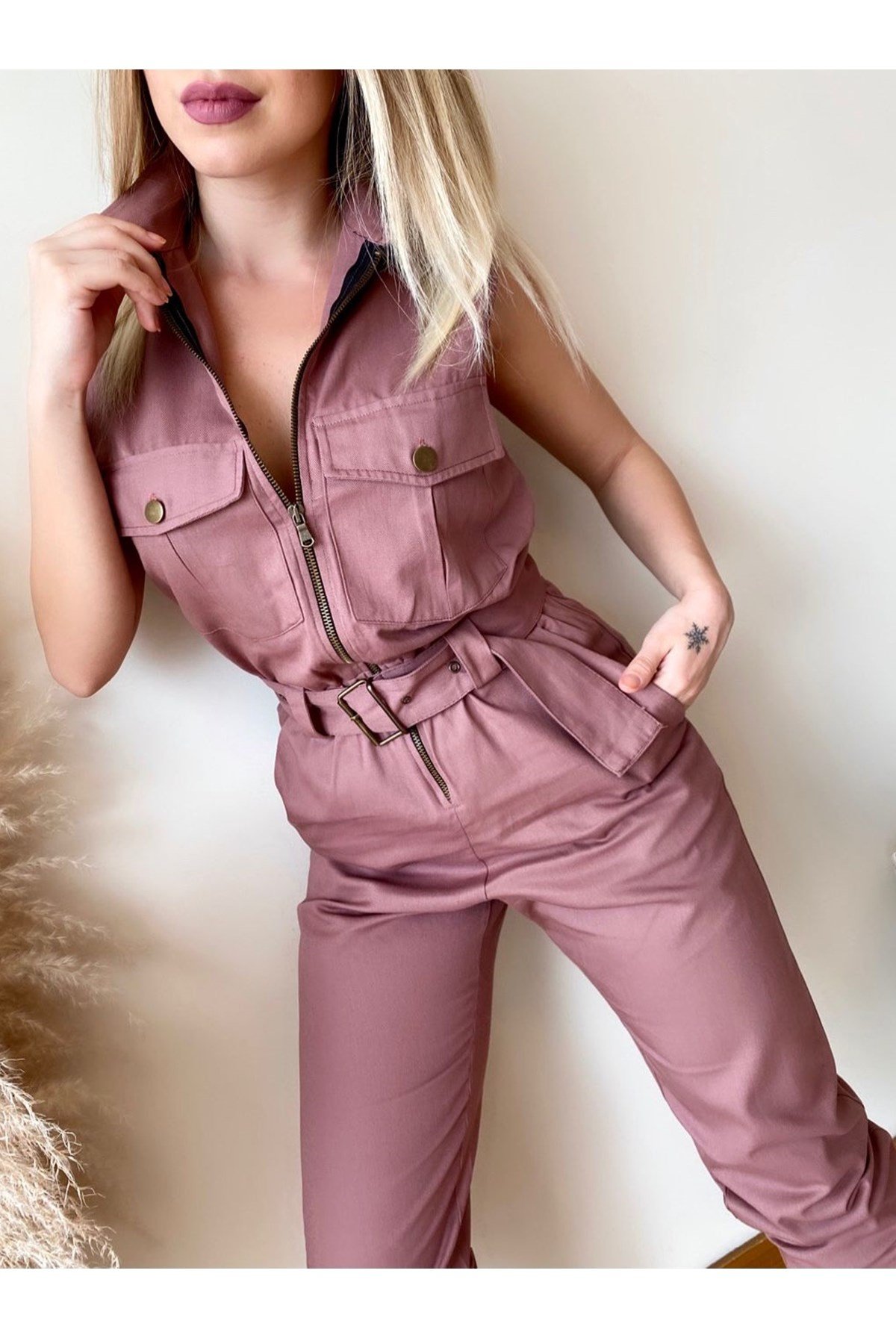 GABARDİN KUMAŞ KEMER DETAYLI GÜL KURUSU KOLSUZ TULUM BODYSUIT GD-024-GÜLKURUSU