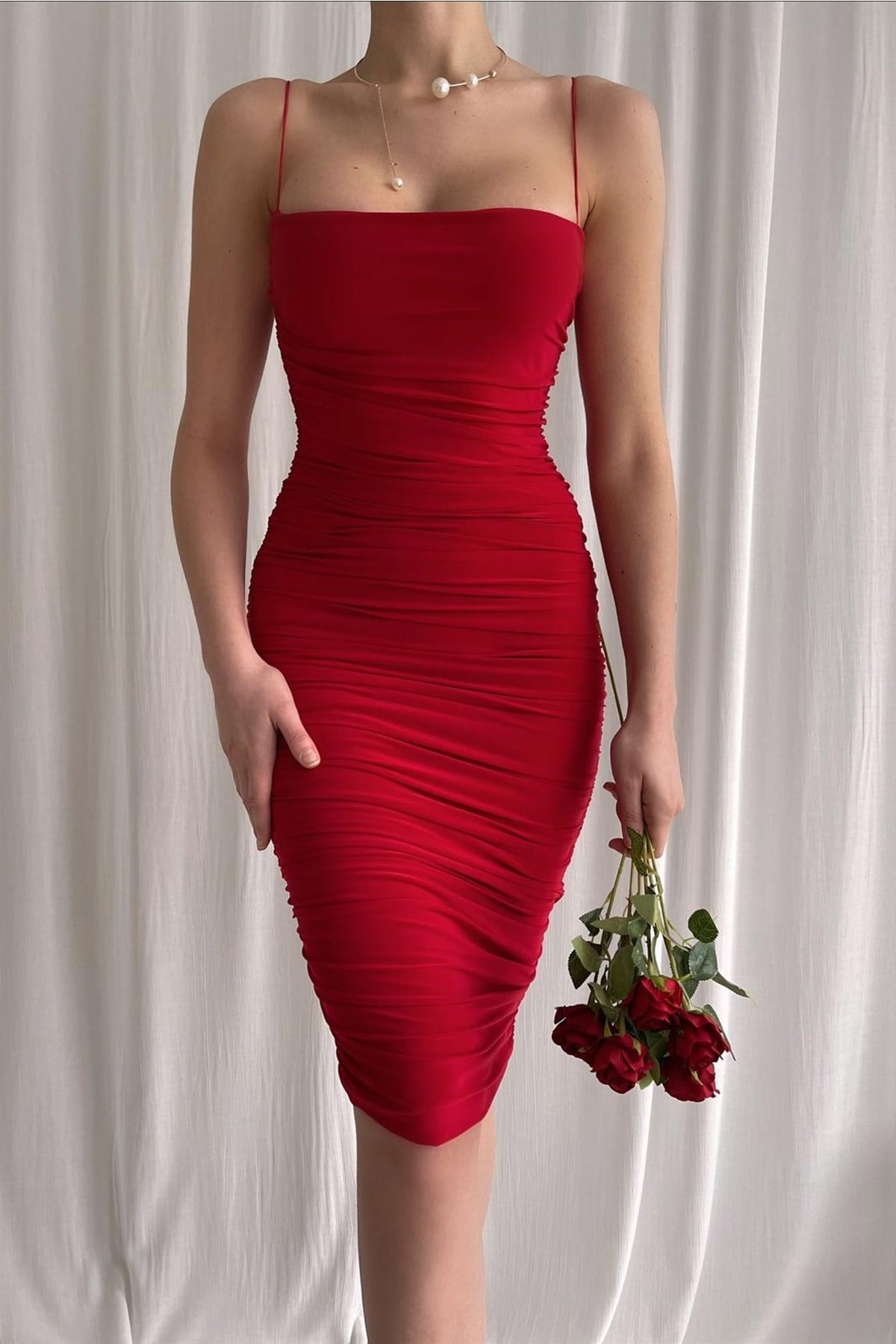 İNCE ASKILI YANDAN BÜZGÜ DETAYLI ESNEK SANDY KUMAŞ KIRMIZI MİDİ BOY ELBİSE RED MIDI DRESSS MSCX-127-KIRMIZI