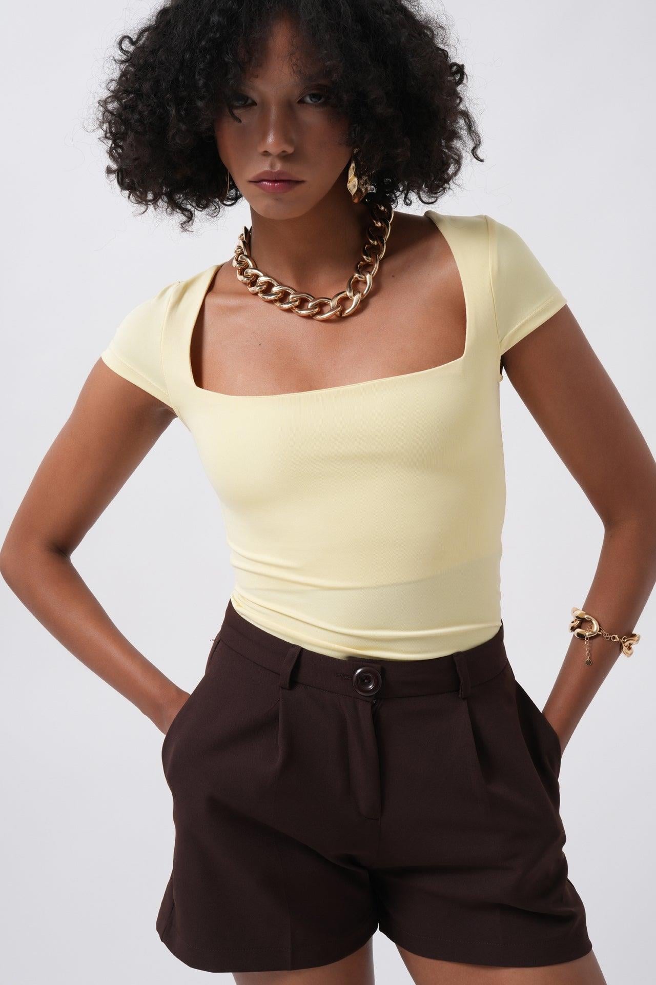 Pencere Detay Mini Dekolte Sarı Bluz
