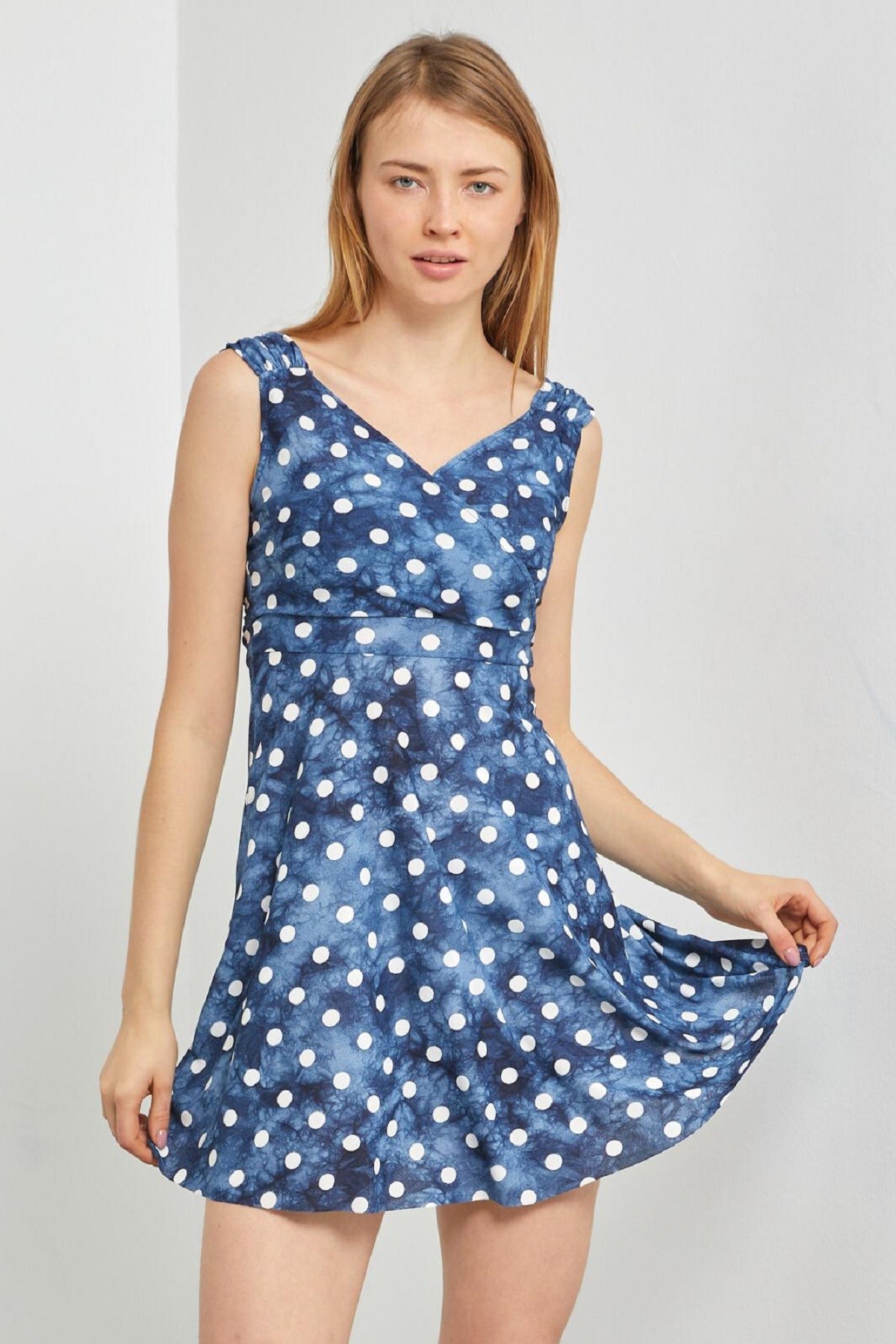 PUANTİYE DESENLİ KRUVAZE YAKA KOLSUZ MAVİ MİNİ ELBİSE BLUE MINI DRESS EMR-066-MAVİ