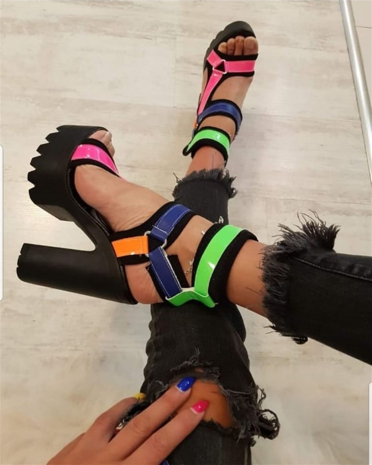 RENKİ ŞERİT DETAYLI KALIN BANLI UZUN SİYAH PLATFORM TOPUK BAYAN AYAKKABI HIGH HEELS BLACK WOMAN SHOES FT-002