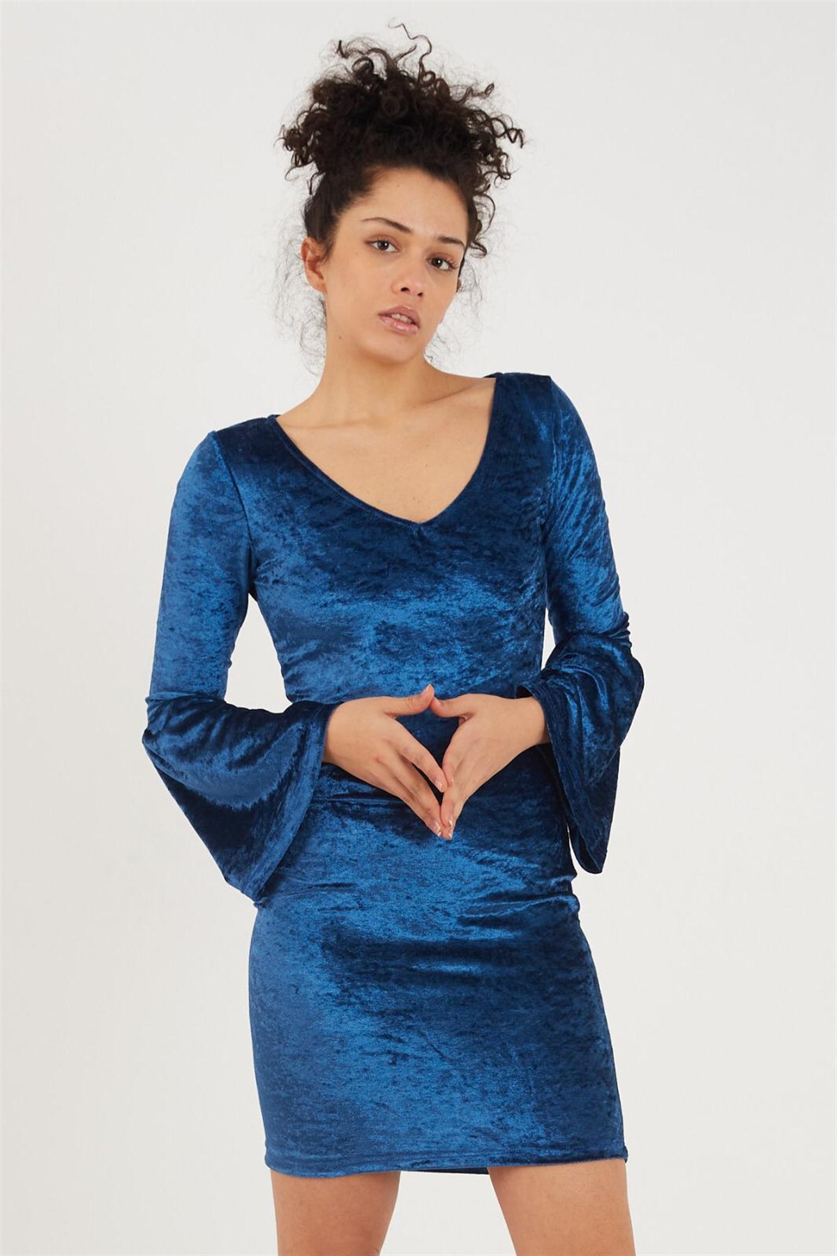 V YAKA GÖĞÜS DEKOLTELİ İSPANYOL KOL DETAYLI UZUN KOLLU MAVİ KADİFE MİNİ ELBİSE BLUE VELVET MINI DRESS EMR-069-MAVİ