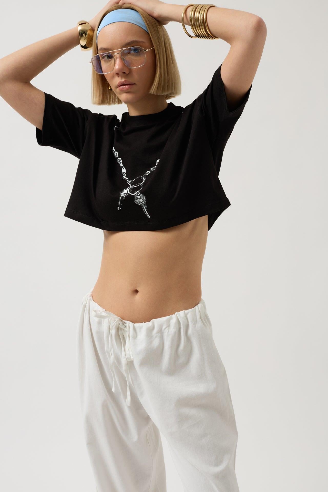 Zincir Baskılı Crop Siyah T-Shirt