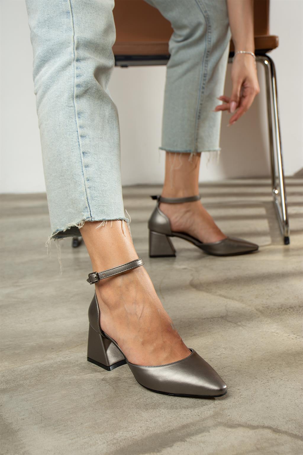 SHOETEK Griffin Kadın Topuklu Ayakkabı Bilekten Dolamalı Kalın Topuklu  Stiletto Platin Deri