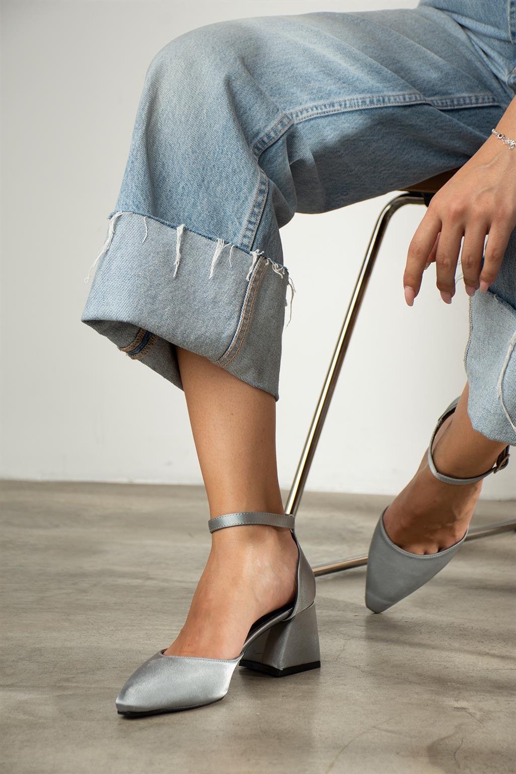 SHOETEK Griffin Kadın Topuklu Ayakkabı Bilekten Dolamalı Kalın Topuklu  Stiletto Gümüş Saten