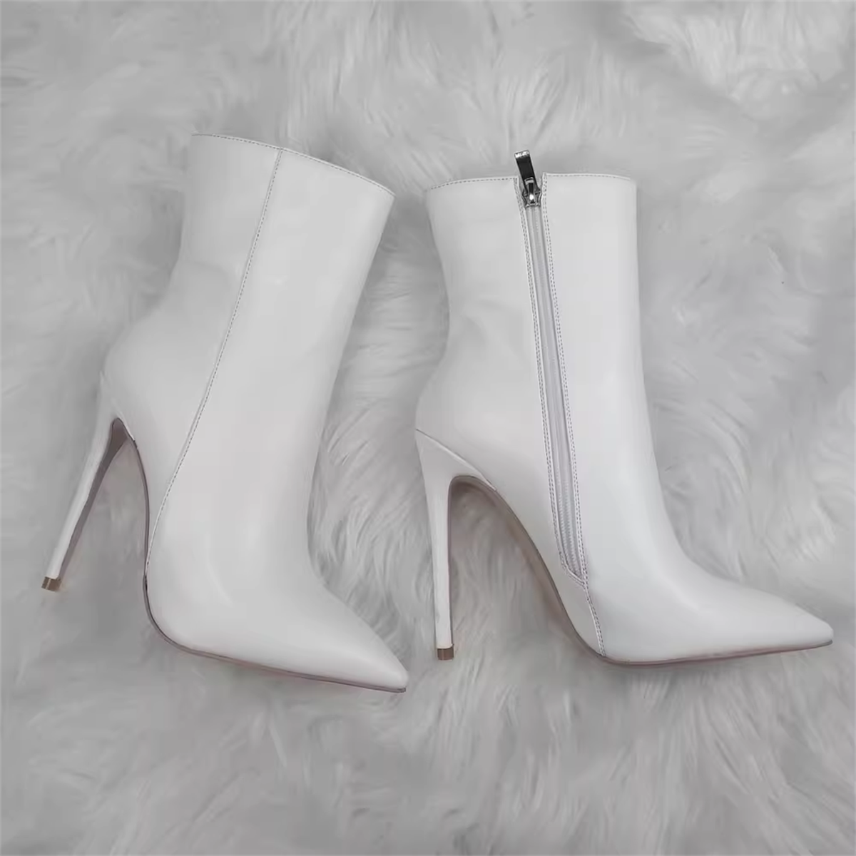 İnce Topuklu Beyaz Bot