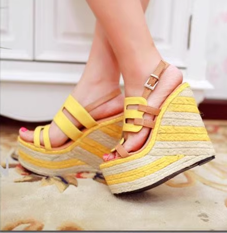 Dolgu Topuk Hasır Sandalet