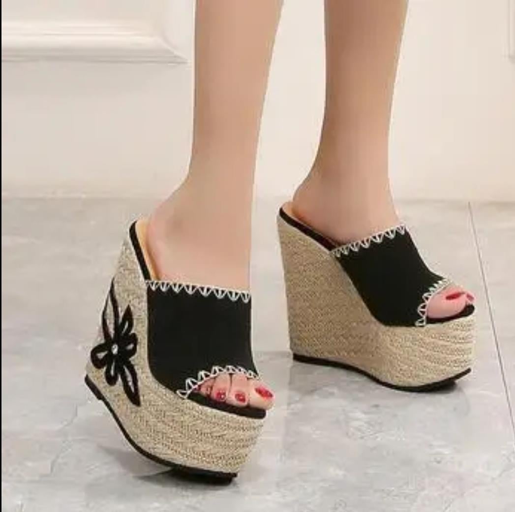 Dolgu Topuklu Hasır Terlik