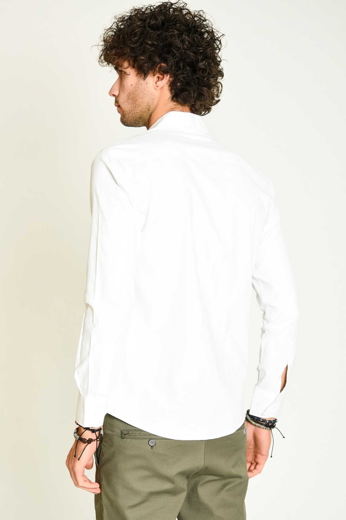 Cebi ve Önü Çıtçıtlı Düğmeli Beyaz Erkek Gömlek