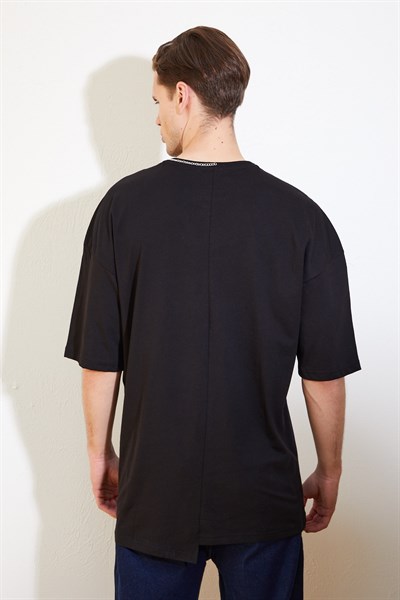 Erkek Asimetrik Kesim Yakası Zincirli Siyah T-Shirt