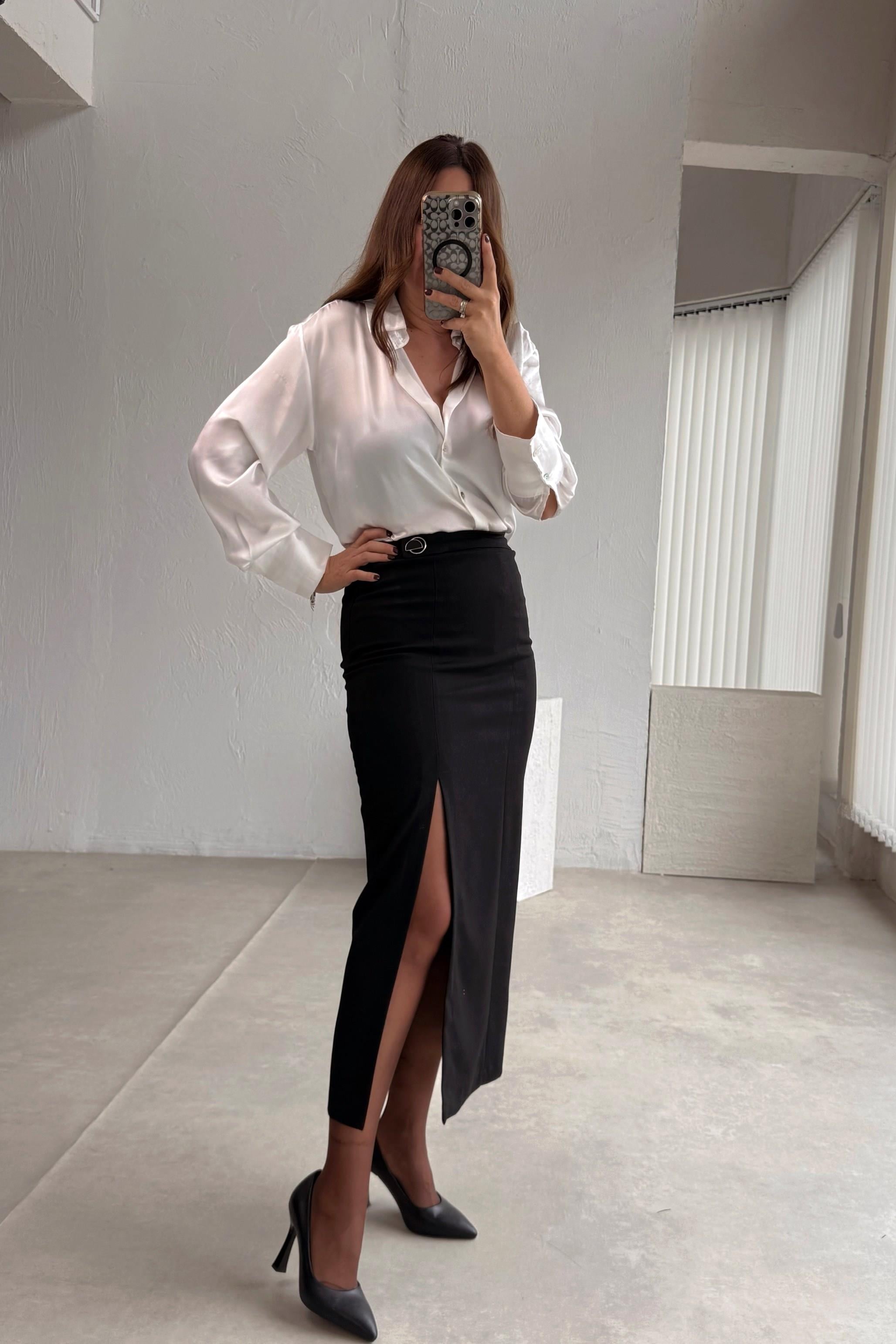 Siyah Düğmeli Yırtmaçlı Etek 