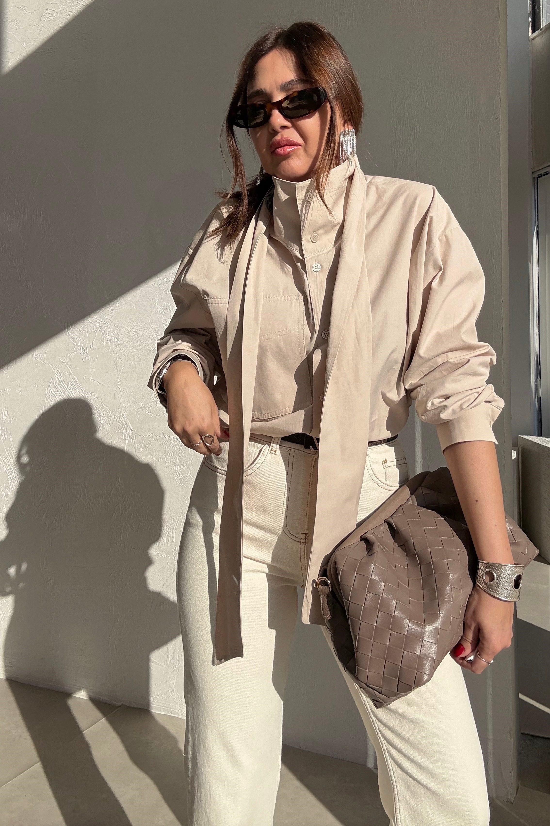 Bej Dik Yaka Fularlı Gömlek 