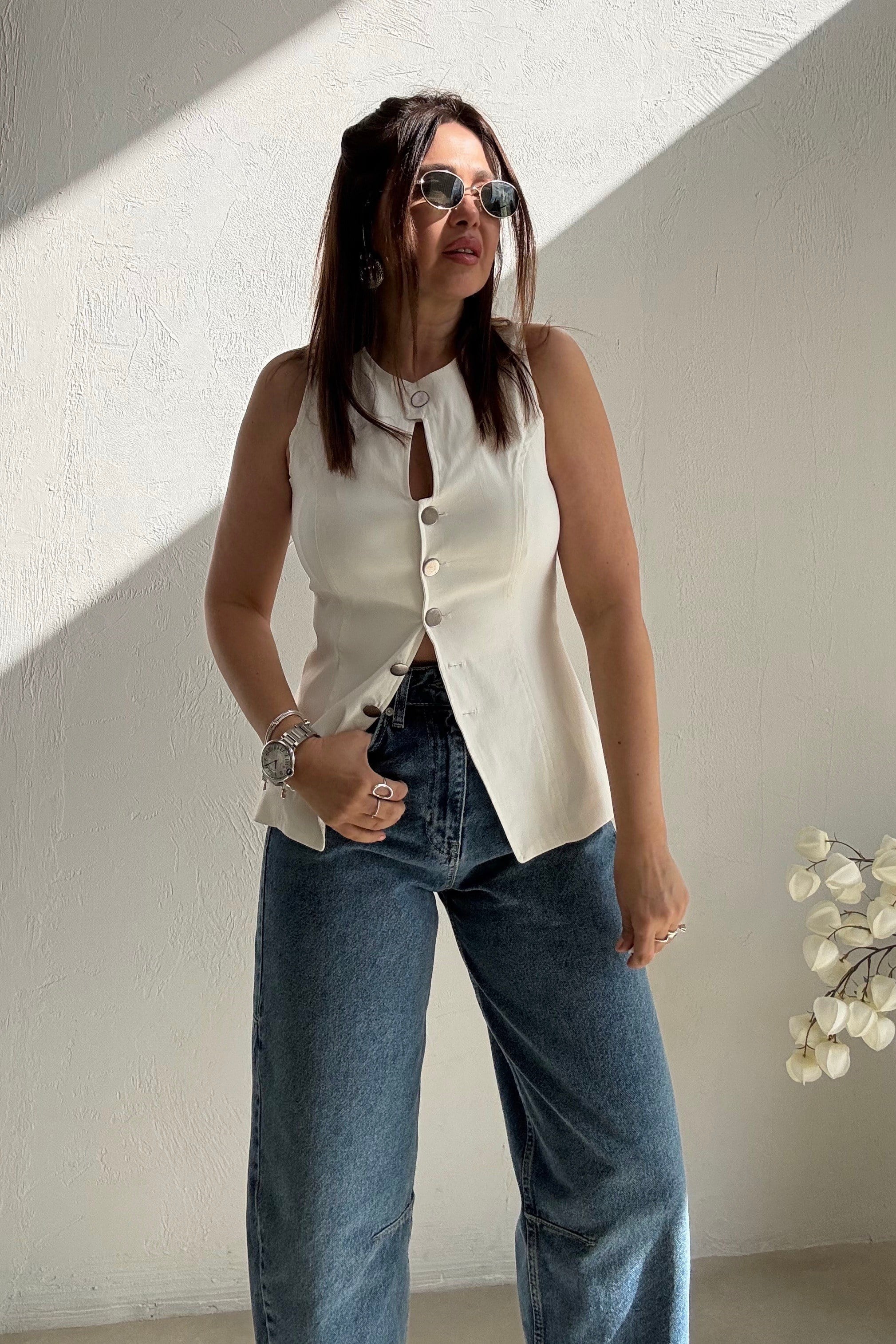 Ekru Düğmeli Kolsuz Bluz 