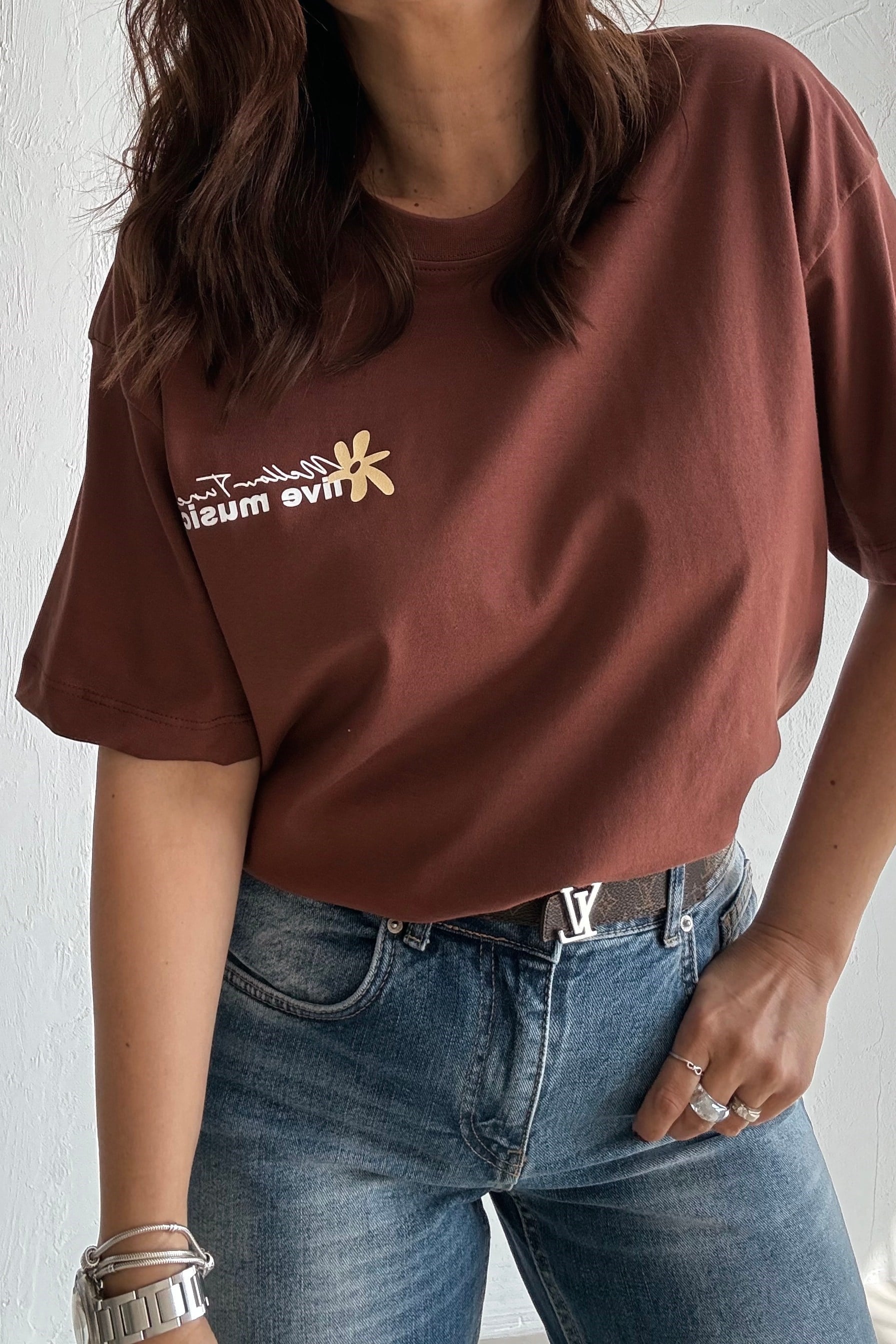 Kahverengi Çiçekli Tişört 