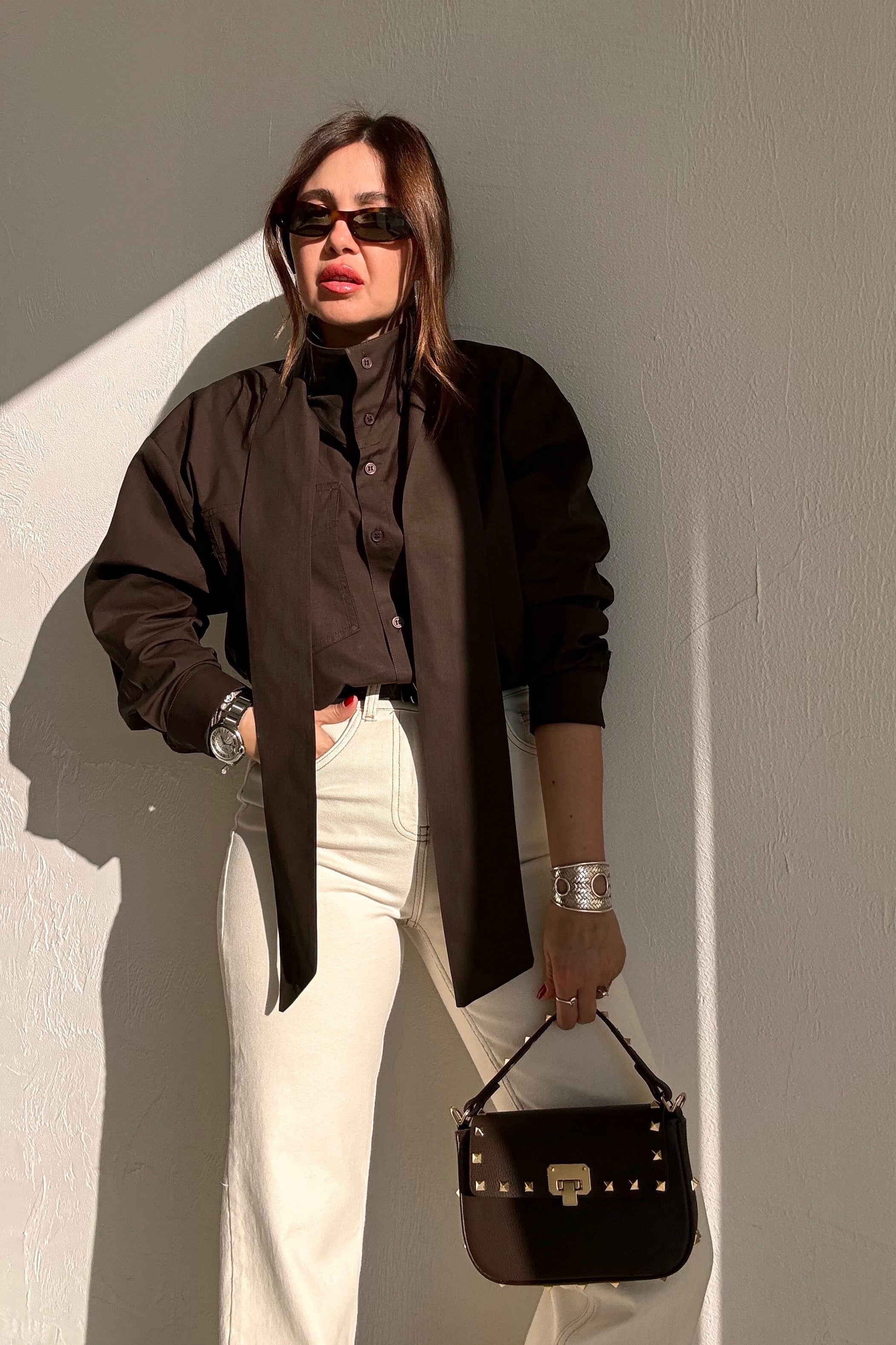 Kahverengi Dik Yaka Fularlı Gömlek 