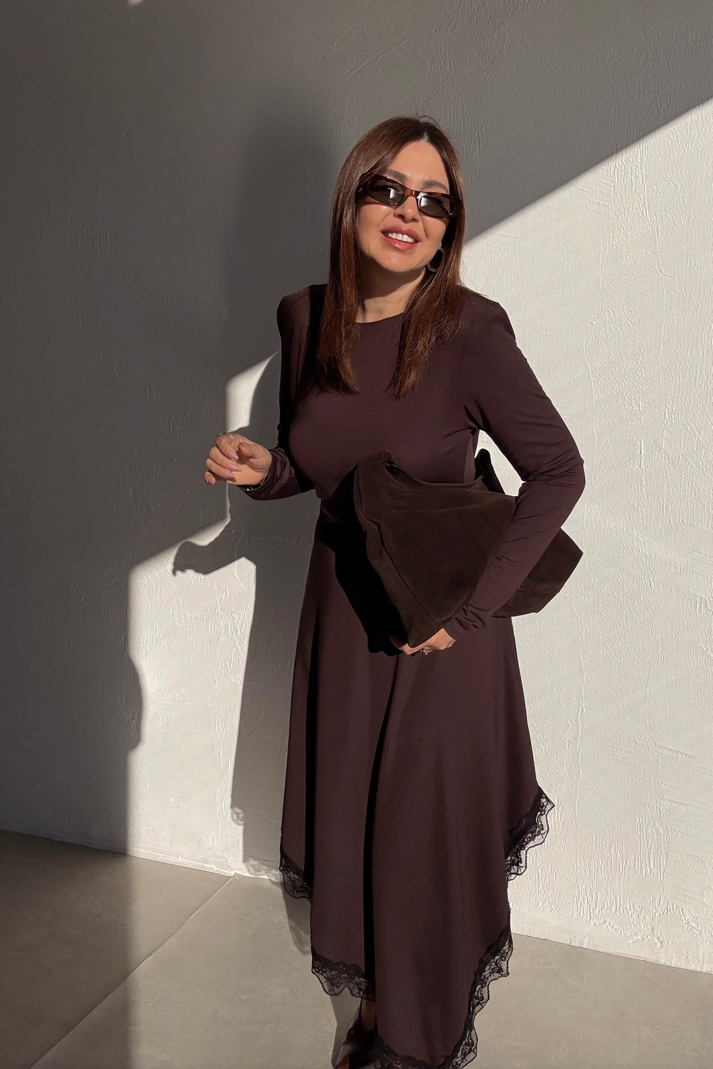 Kahverengi Etek Ucu Dantelli Elbise 