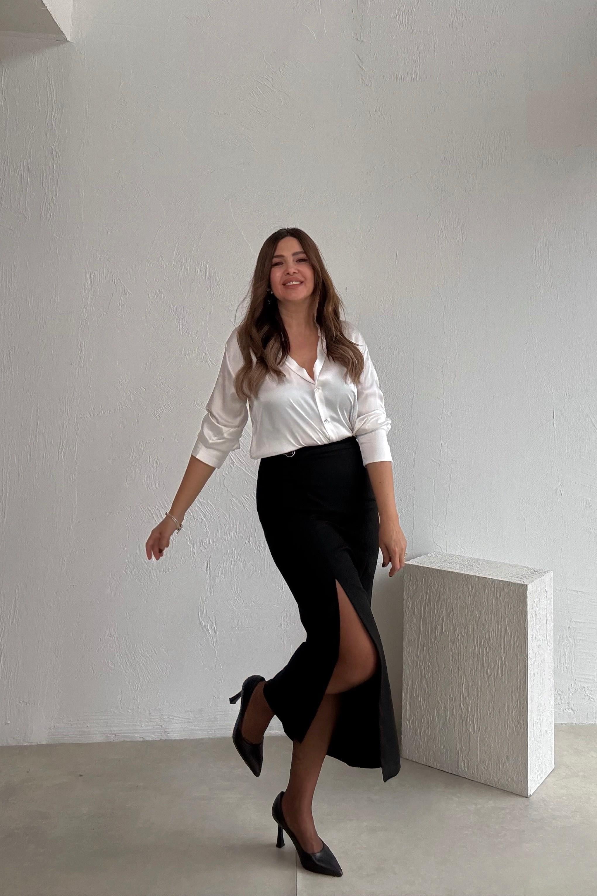 Siyah Düğmeli Yırtmaçlı Etek 