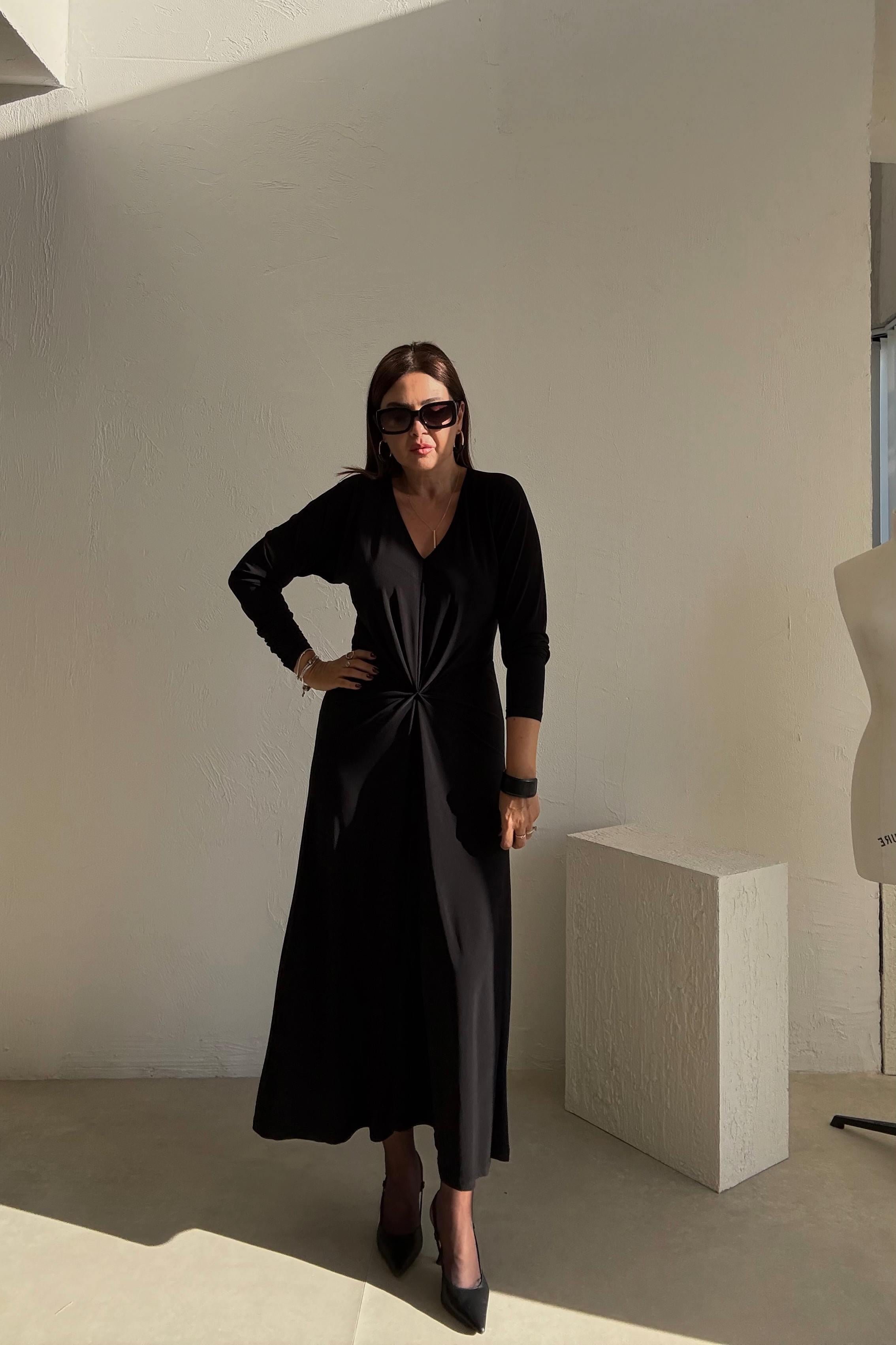 Siyah Uzun Dökümlü Elbise 