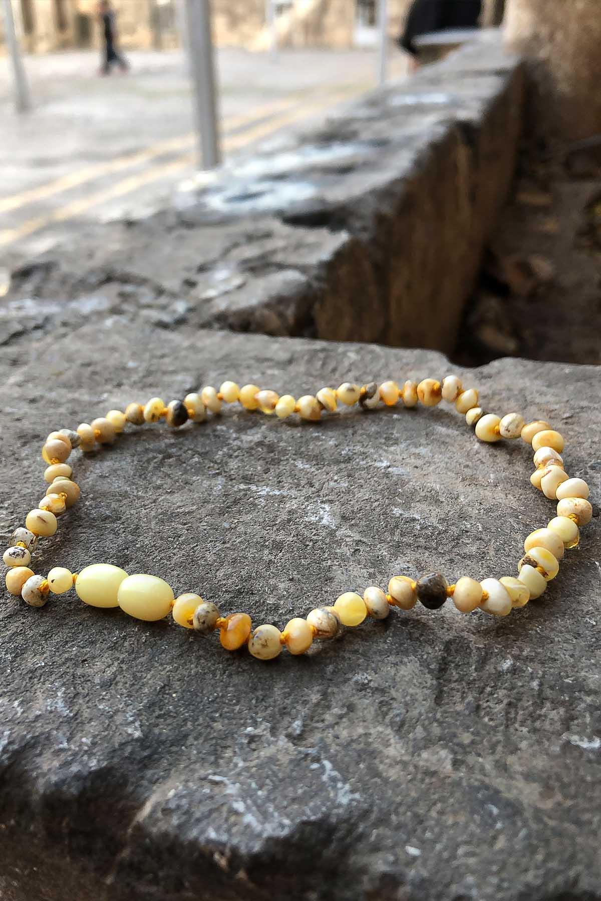 Seccar Model Doğal Kehribar Taşından Bebek Kolyesi