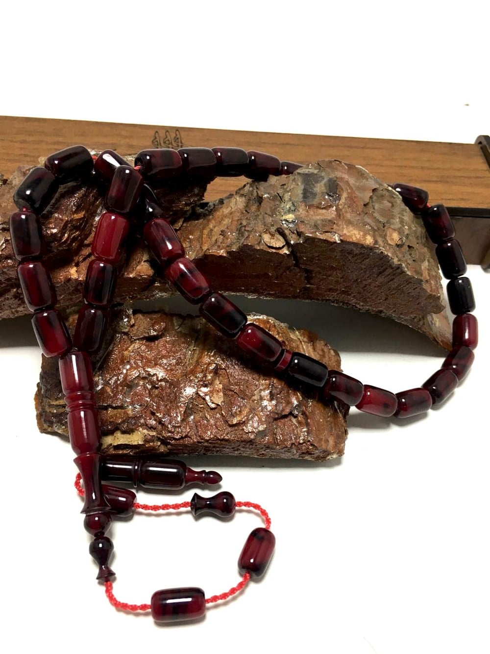 Bordo ve Alacalı Renk Orta Boy Sıkma Kehribar